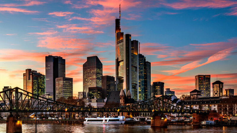 Komet-skyline Frankfurt-adobestock 328531631 C Helmutvogler