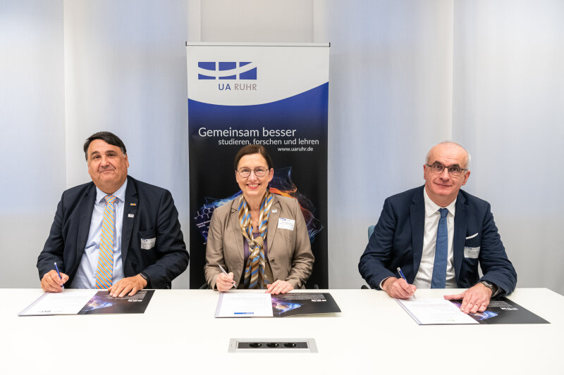 Joint signing of the Magna Charta Universitatum 2020 by the Universitätsallianz Ruhr: Rector of the University of Duisburg-Essen Prof. Dr. Barbara Albert, the Rector of the Ruhr-Universität Bochum Prof. Dr. Martin Paul and the Rector of the TU Dortmund University Prof. Dr. Manfred Bayer.