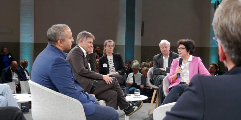 Federal Minister for Economic Affairs and Climate Action Dr. Robert Habeck and Prof. Martina Havenith at the panel discussion “Regionale Transformation Gestalten”.